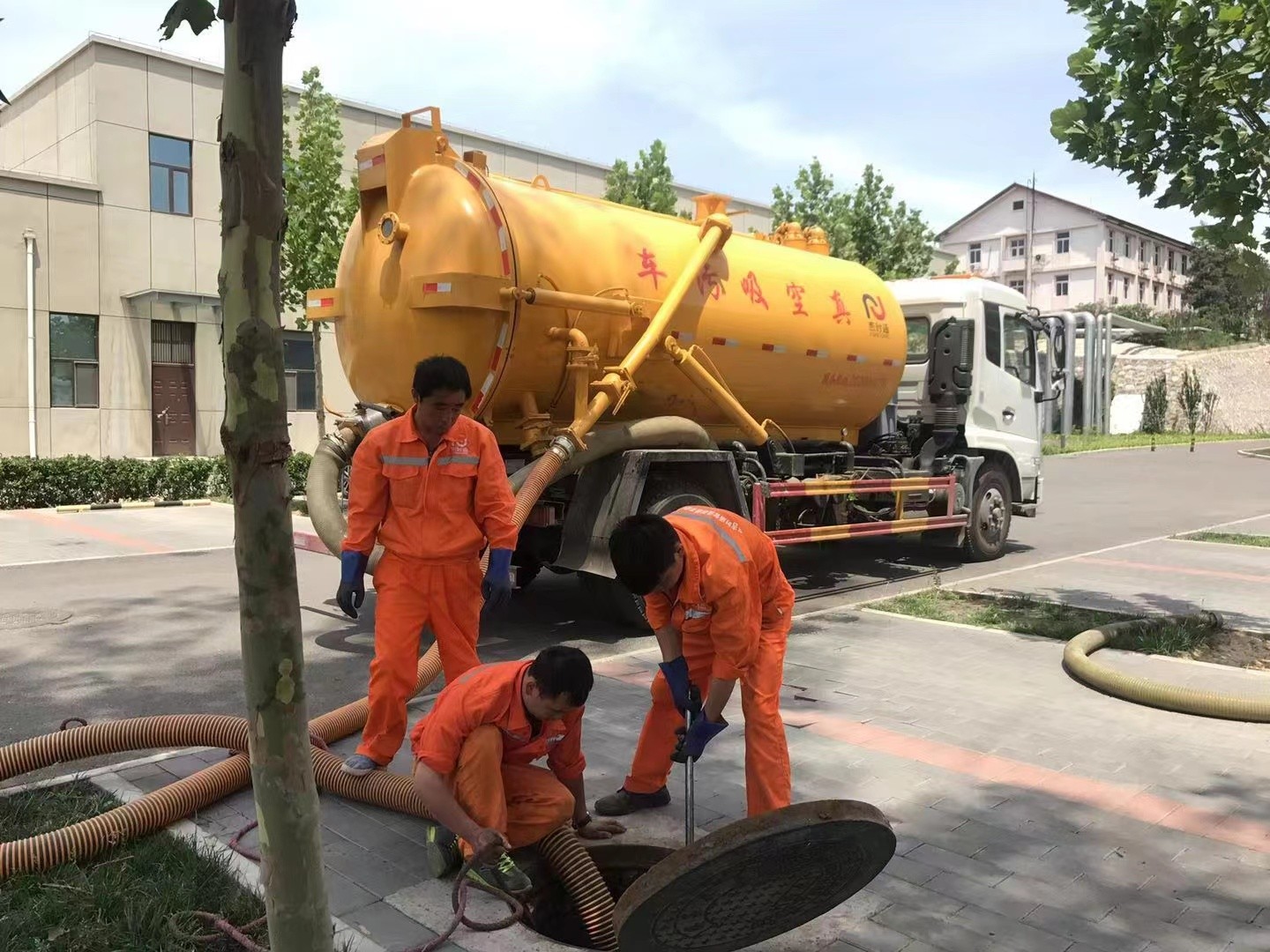 天河管道疏通车停在窨井附近